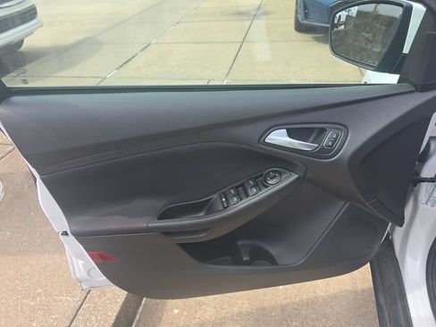 Used 2018 Ford Focus SE FWD image 15