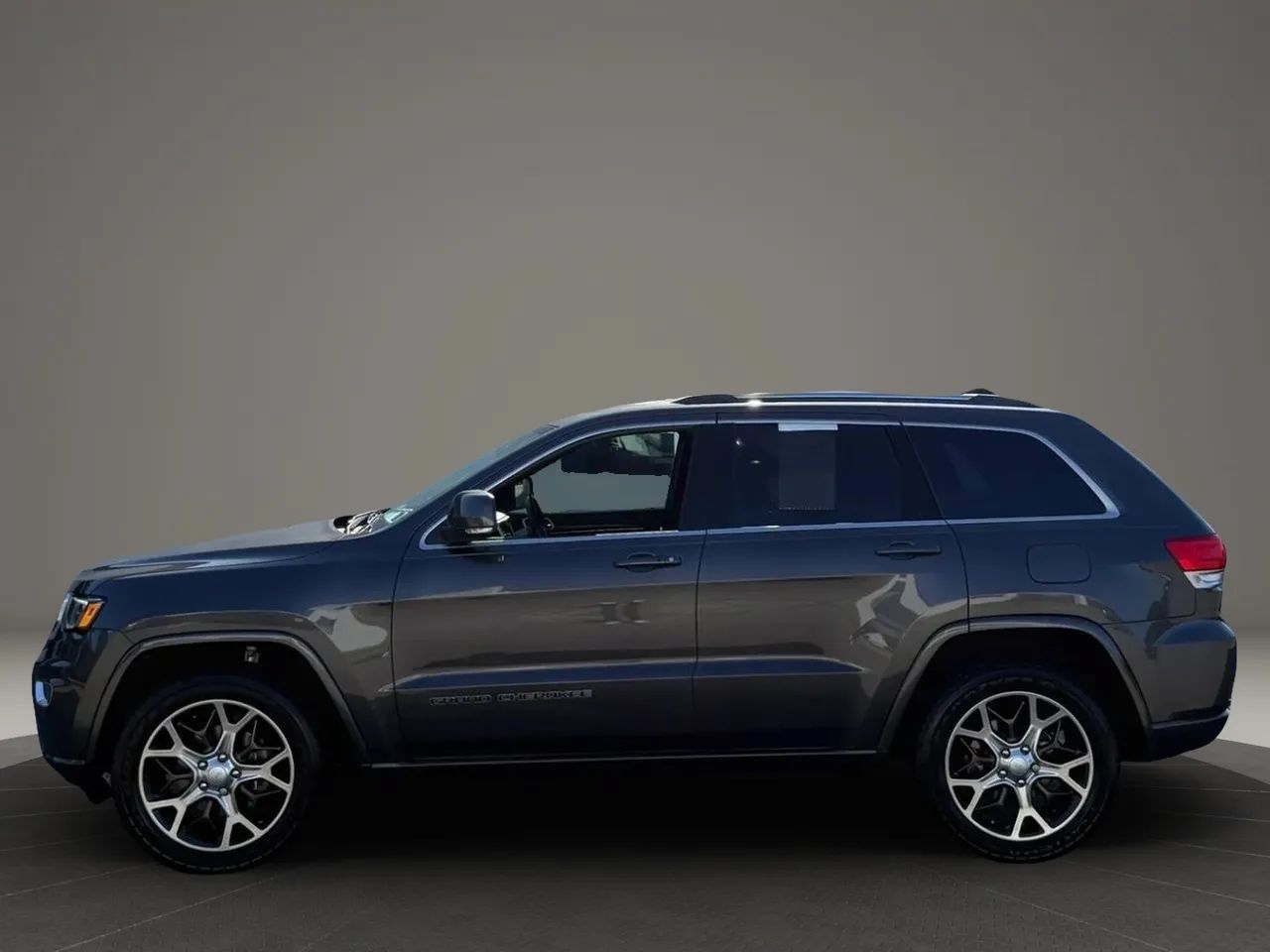 Used 2018 Jeep Grand Cherokee Limited AWD/4WD image 2