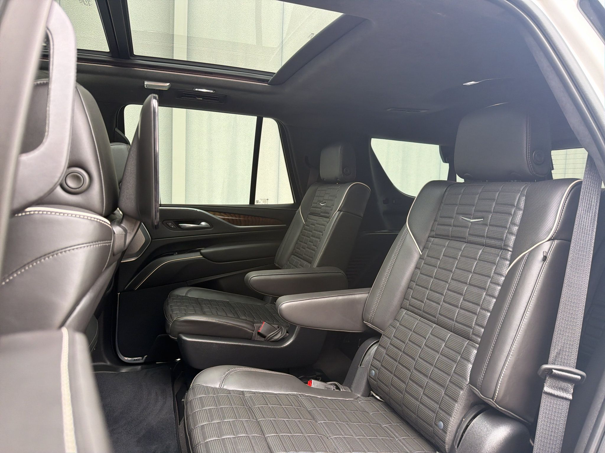 Used 2022 Cadillac Escalade Sport Platinum w/ Heavy-Duty Trailer Package AWD/4WD image 14