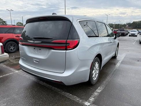 Used 2024 Chrysler Pacifica Touring-L image 3