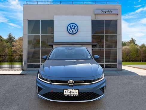 Used 2025 Volkswagen Jetta SE FWD image 2