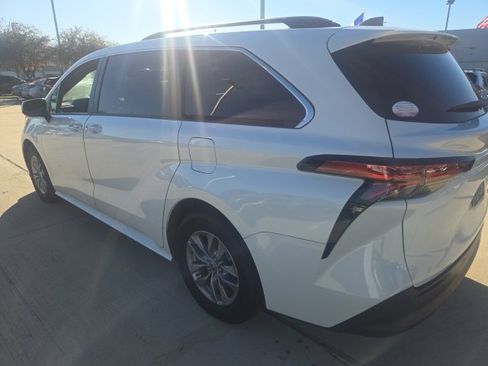 Used 2022 Toyota Sienna XLE image 4