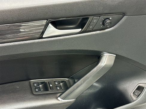 Used 2020 Volkswagen Passat 2.0T R-Line image 18