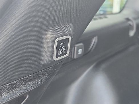 Used 2024 Jeep Grand Cherokee Limited image 17