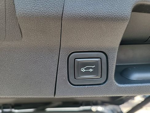 Used 2021 GMC Acadia SLE w/ Driver Convenience Package FWD image 10