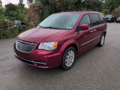 Used 2014 Chrysler Town & Country Touring w/ Driver Convenience Group FWD image 3