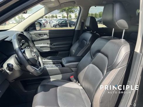 Used 2024 Nissan Pathfinder SL FWD image 15