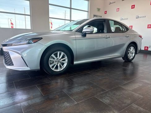 Used 2025 Toyota Camry LE AWD/4WD image 3