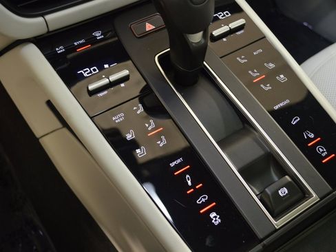 Certified 2025 Porsche Macan image 30