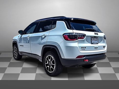 Used 2025 Jeep Compass Trailhawk AWD/4WD image 4