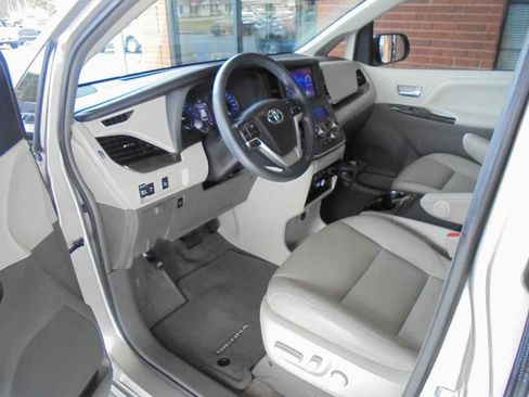 Used 2017 Toyota Sienna XLE Premium image 7