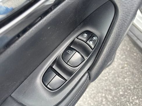 Used 2017 Nissan Rogue SV image 11