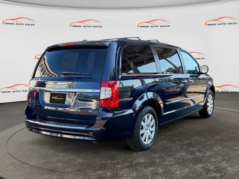 Used 2016 Chrysler Town & Country Touring w/ Driver Convenience Group FWD image 10