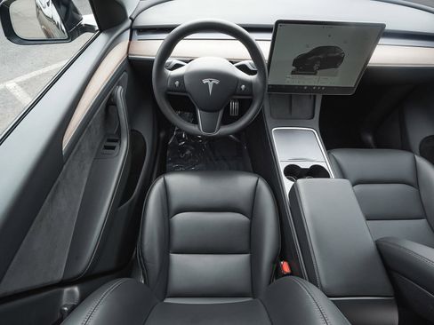 Used 2024 Tesla Model Y Long Range image 38