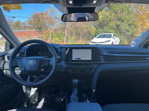 Used 2025 Toyota Camry LE image 28