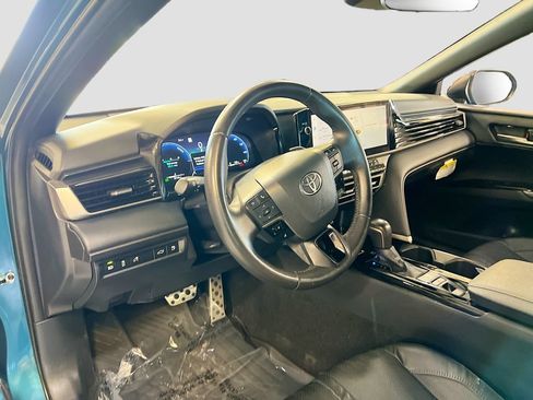 Used 2025 Toyota Camry XSE FWD image 9