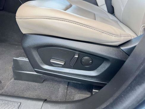 Used 2022 Ford Explorer XLT w/ Equipment Group 202A image 10