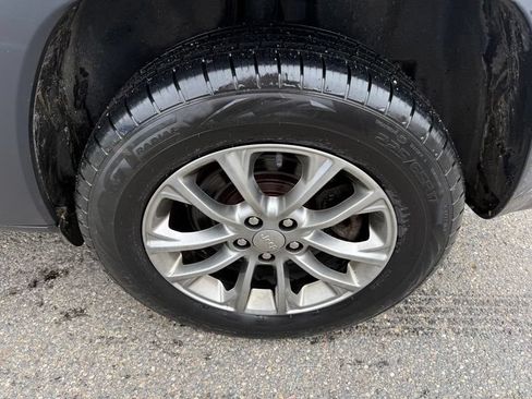 Used 2019 Jeep Cherokee Latitude Plus w/ Cold Weather Group AWD/4WD image 14