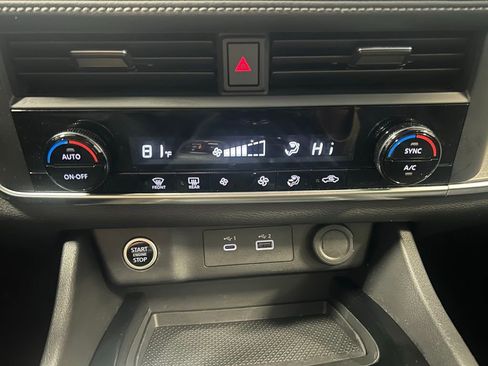 Used 2023 Nissan Rogue SV image 16