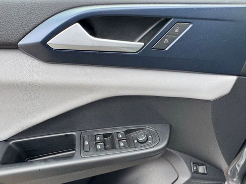 Used 2022 Volkswagen Taos SE image 16