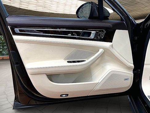 Used 2019 Porsche Panamera w/ Premium Package image 18