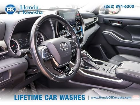 Used 2021 Toyota Highlander XLE AWD/4WD image 10