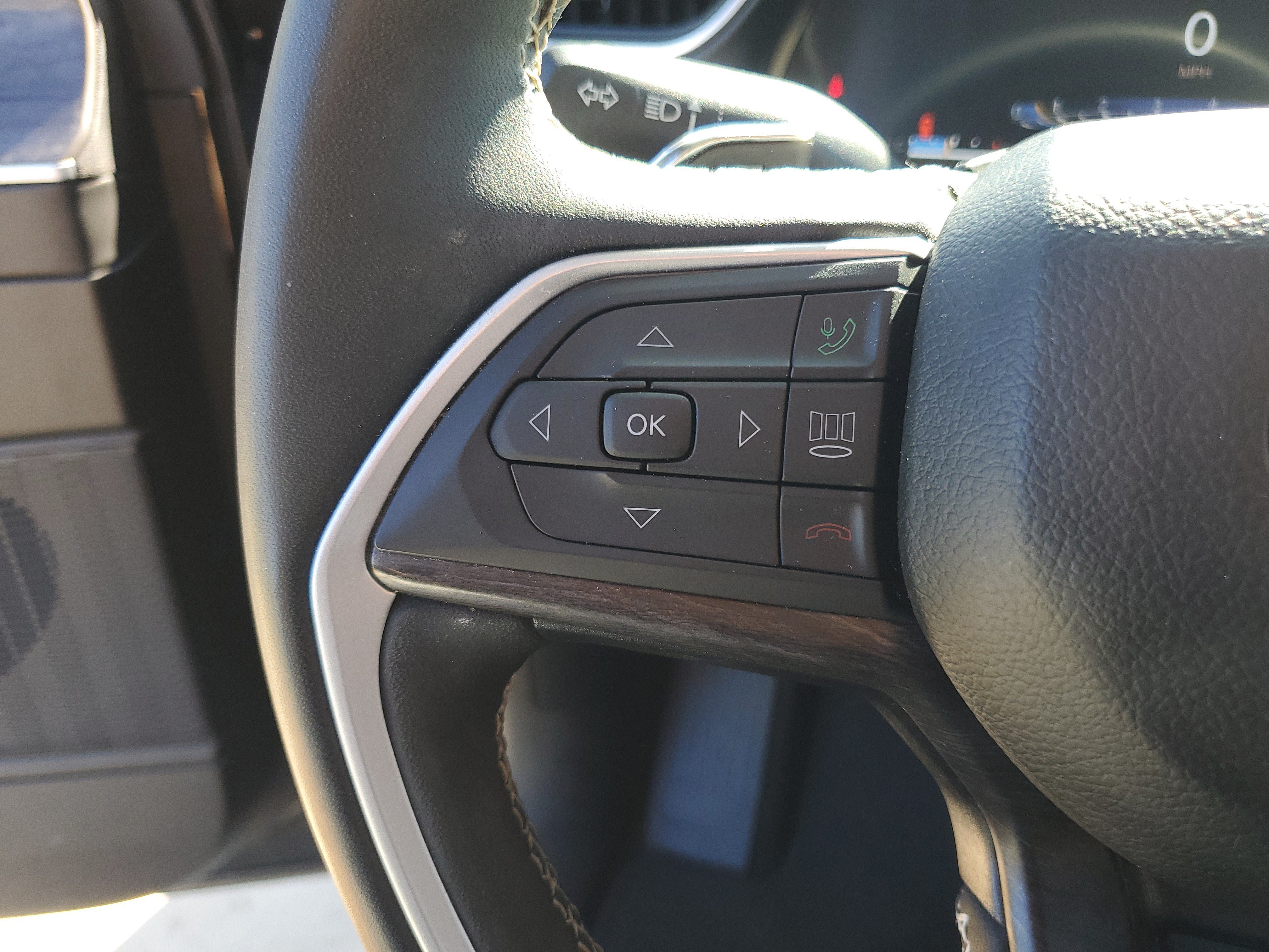 Used 2023 Jeep Grand Cherokee Limited AWD/4WD image 17
