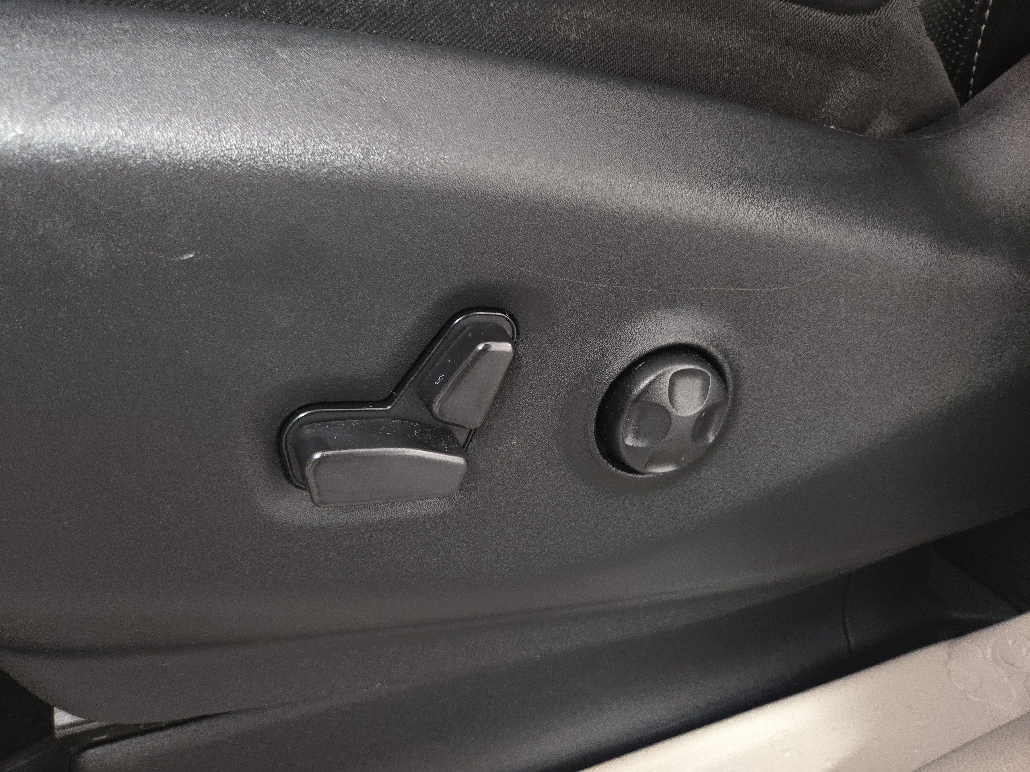 Used 2024 Chrysler Pacifica Limited FWD image 32