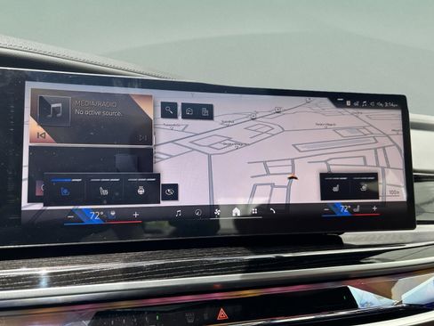 Used 2025 BMW 740i w/ Premium Package image 18