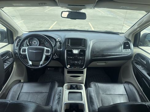 Used 2015 Chrysler Town & Country Touring FWD image 15