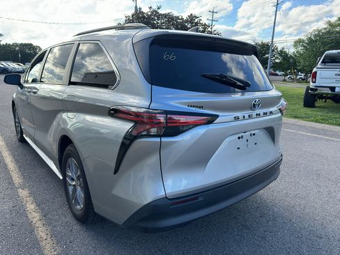 Used 2021 Toyota Sienna LE FWD image 6