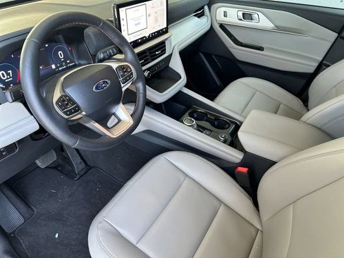 Used 2026 Ford Explorer Active w/ Active Comfort Package RWD image 9