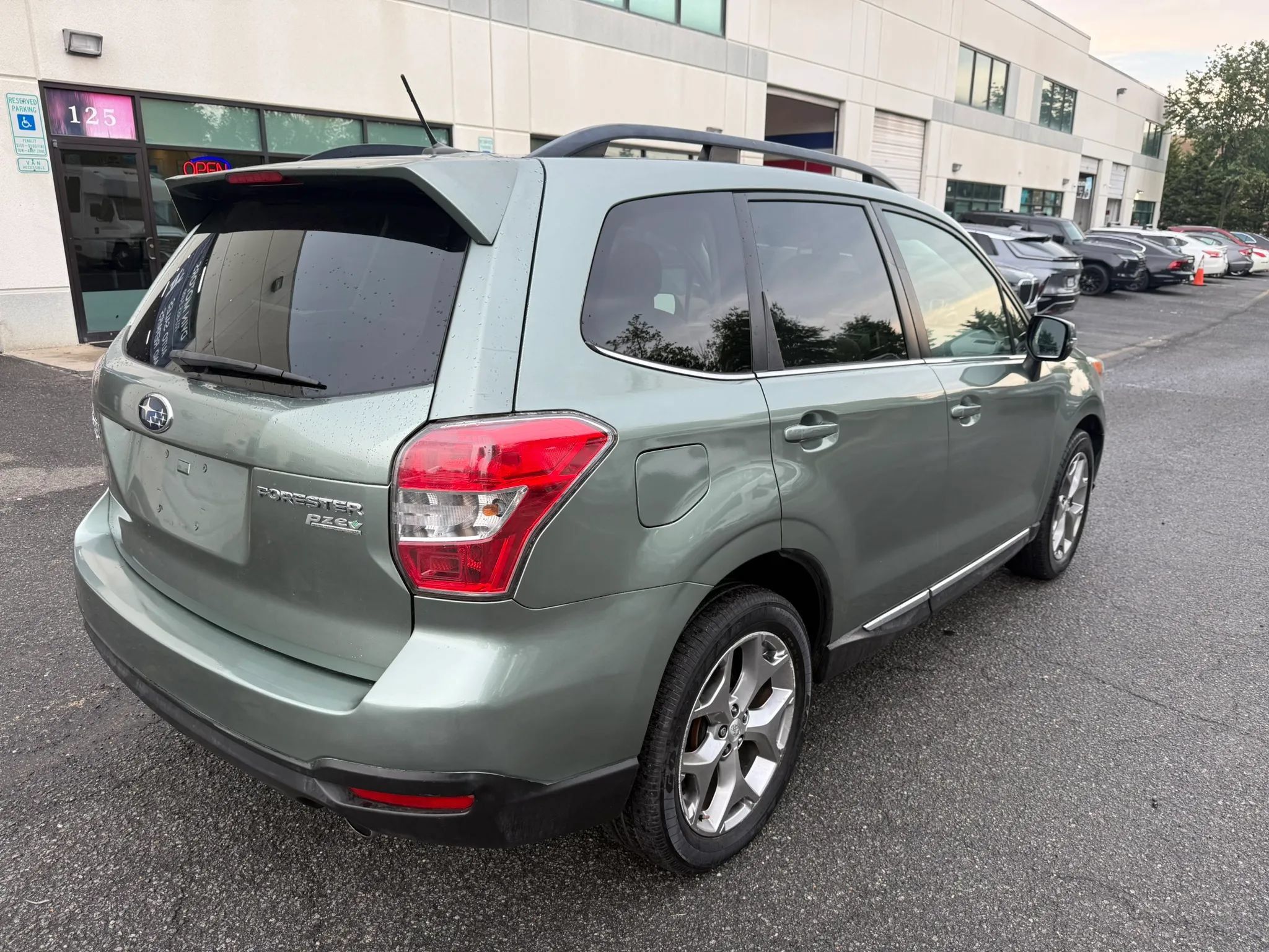 Used 2015 Subaru Forester 2.5i Touring w/ Eyesight & Navigation System AWD/4WD image 4