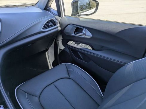 New 2026 Chrysler Pacifica Limited image 20