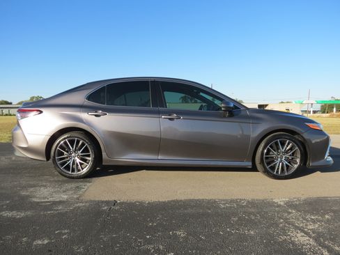 Used 2022 Toyota Camry XLE image 4