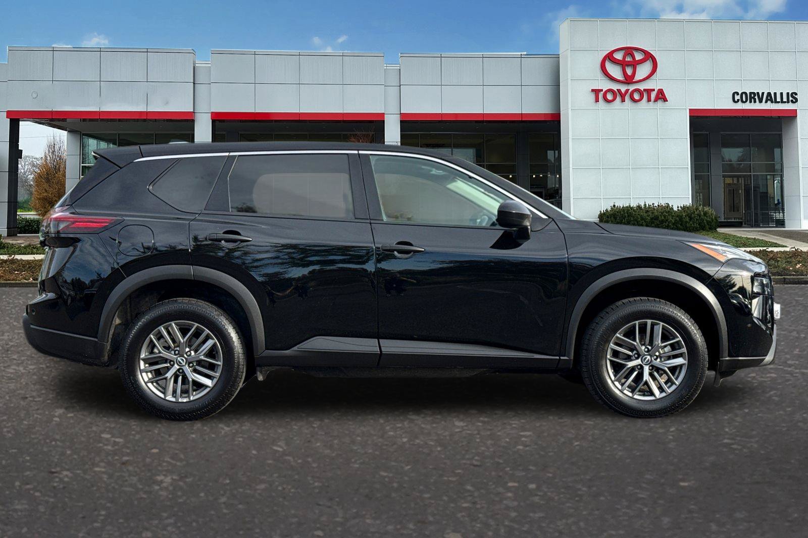 Used 2024 Nissan Rogue S FWD image 3