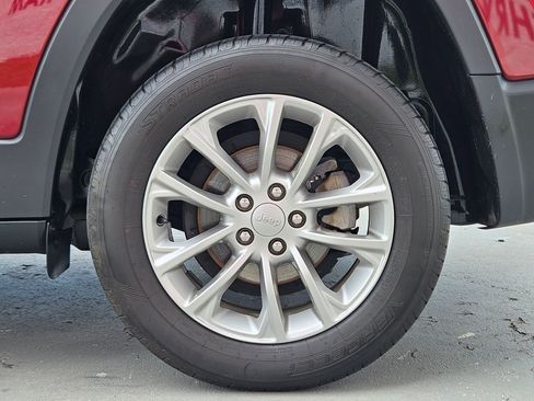 Used 2019 Jeep Cherokee Latitude w/ Popular Appearance Group FWD image 28