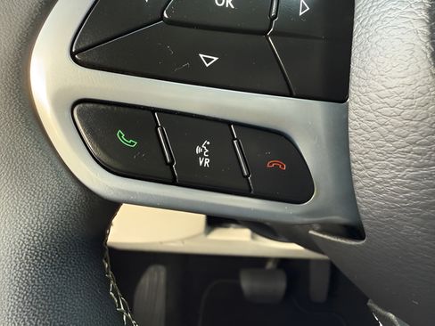 Used 2024 Chrysler Pacifica Touring-L FWD image 18