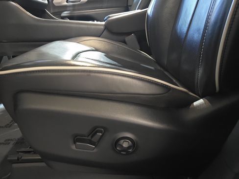Used 2025 Chrysler Pacifica Limited FWD image 25