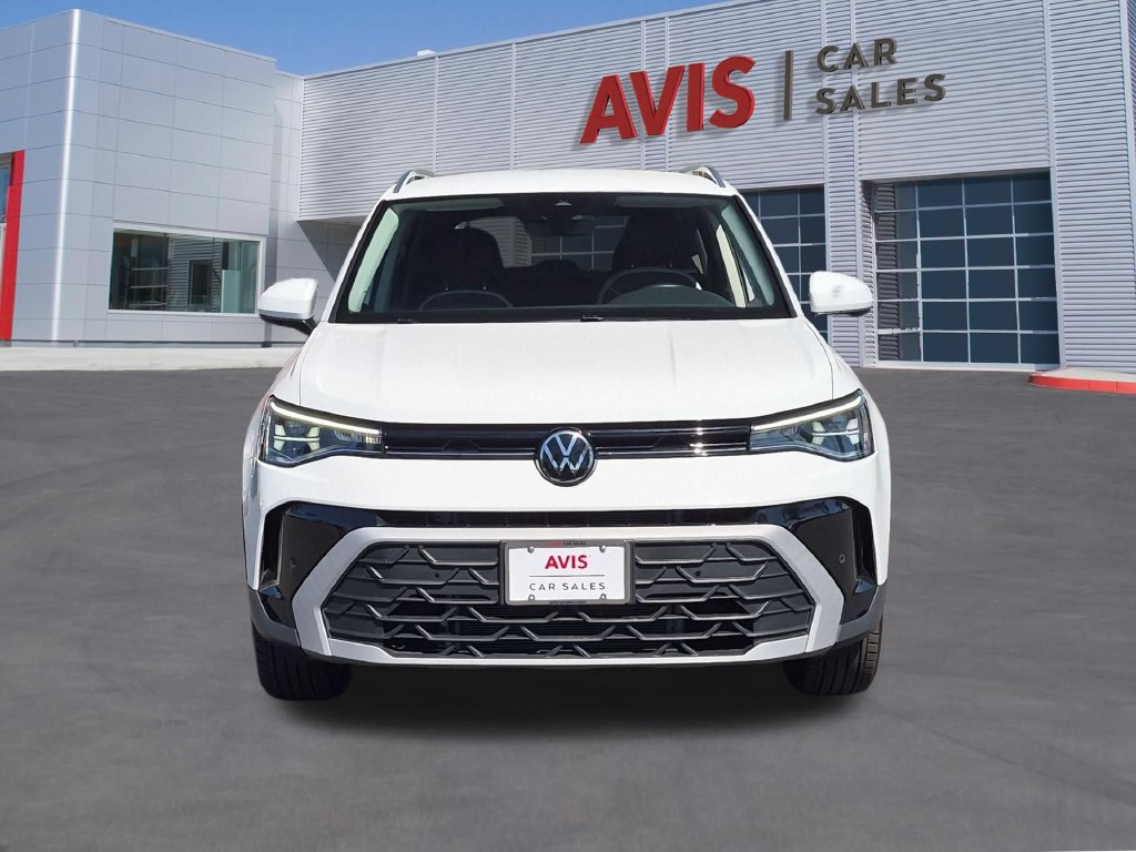 Used 2025 Volkswagen Taos SE AWD/4WD image 2