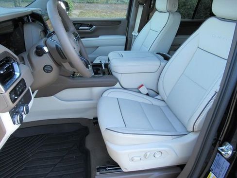 Used 2025 GMC Yukon Denali image 16