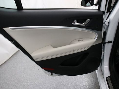 Used 2025 Genesis G70 2.5T image 26