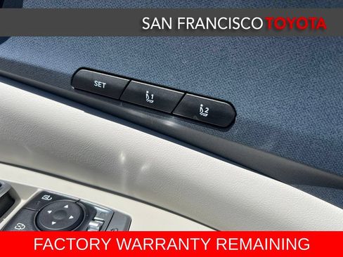 Used 2025 Kia Carnival EX FWD image 40