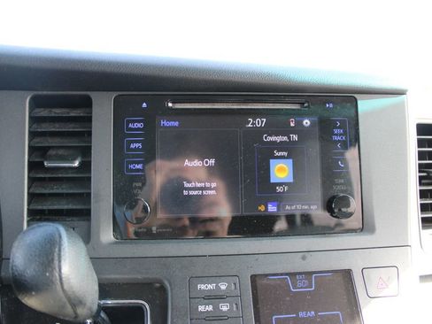 Used 2015 Toyota Sienna LE image 41