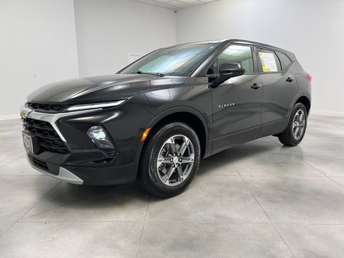 Used 2025 Chevrolet Blazer LT FWD image 3