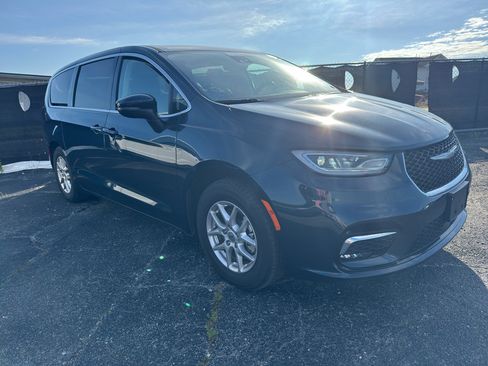 Used 2023 Chrysler Pacifica Touring-L FWD image 2