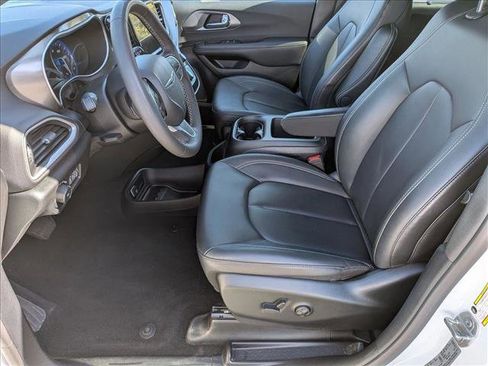 Used 2025 Chrysler Pacifica Select image 14