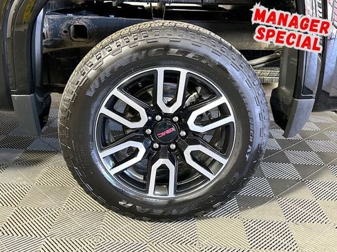 Used 2025 GMC Sierra 1500 AT4 w/ AT4 Premium Package AWD/4WD image 29