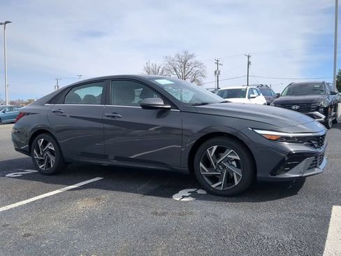 Used 2025 Hyundai Elantra Limited FWD image 1