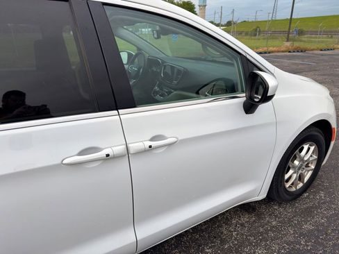 Used 2022 Chrysler Voyager LX FWD image 9